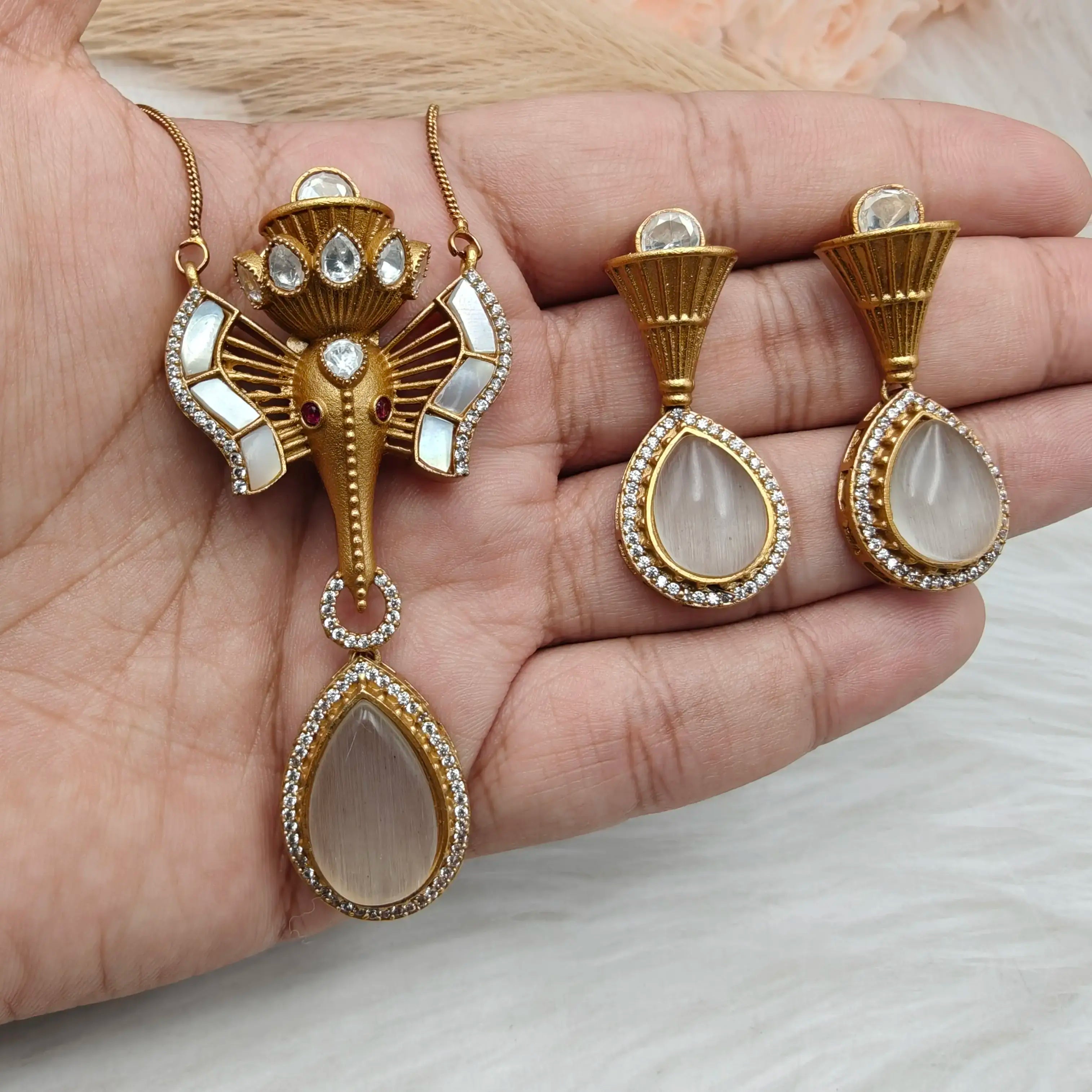 Ganraj Grace Pendant Set - White