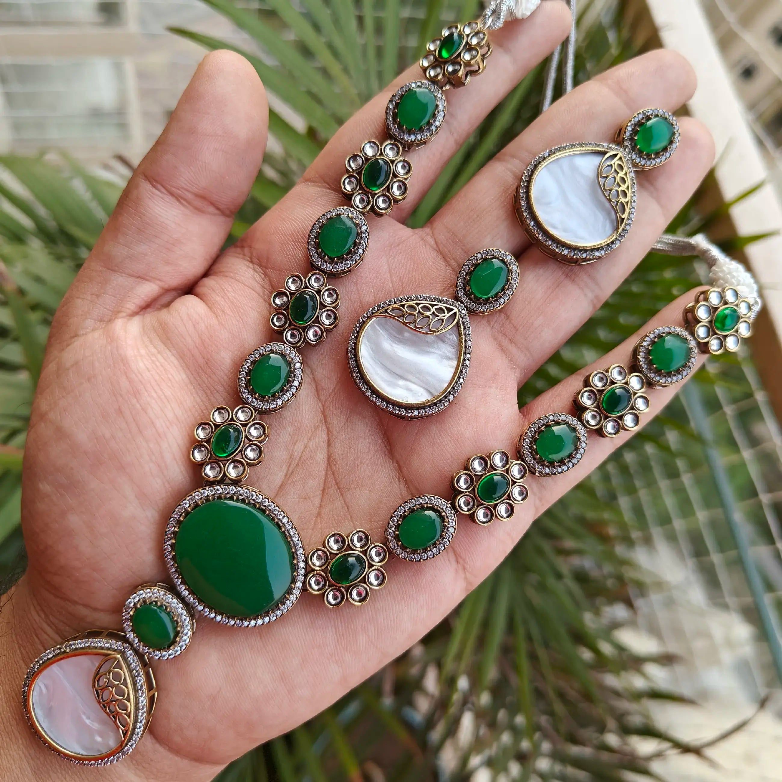 Aashwi Shell Stone And Monalisa Necklace Set- Green