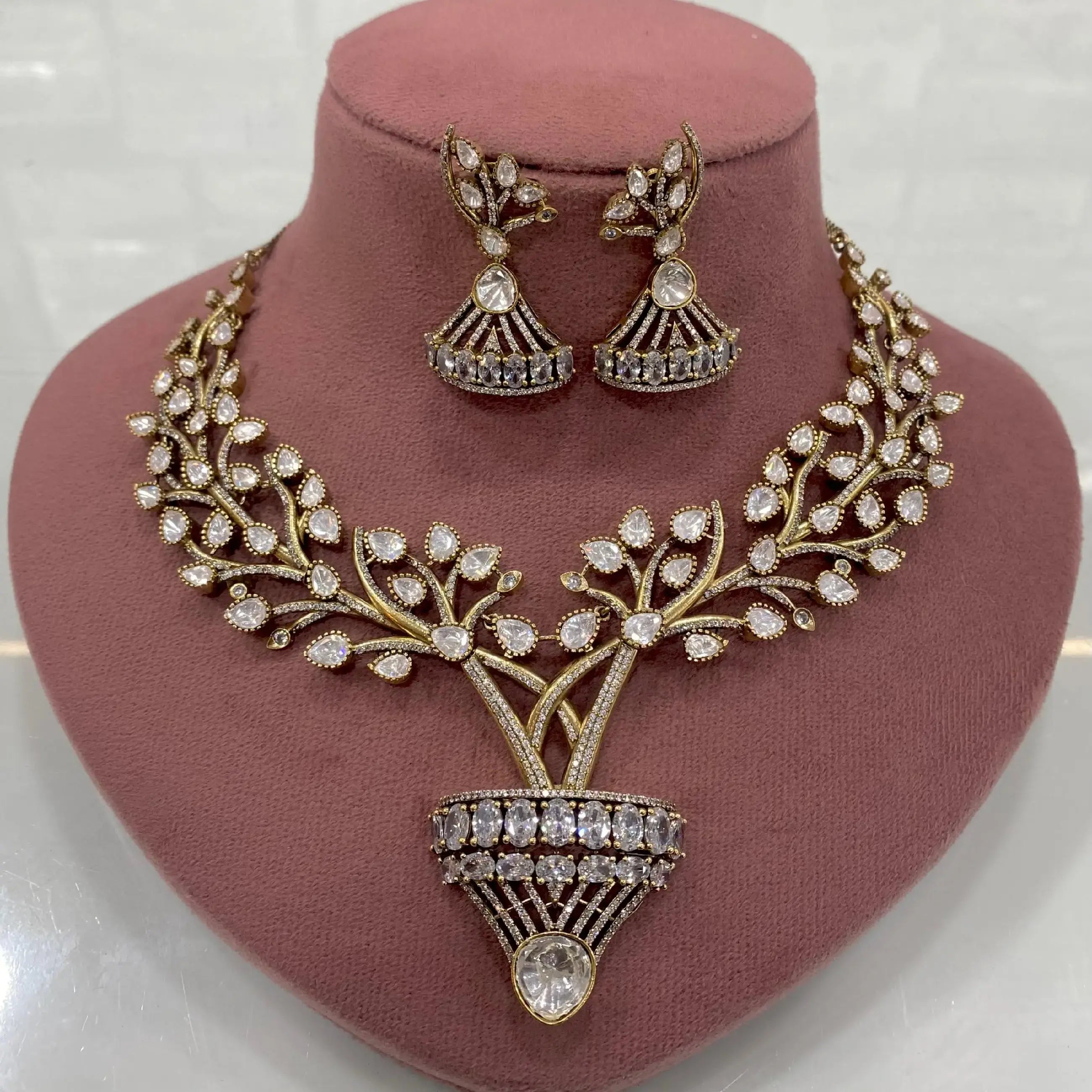 Janiya Pota Stone Uncut Polki Moissanite Necklace Set - White