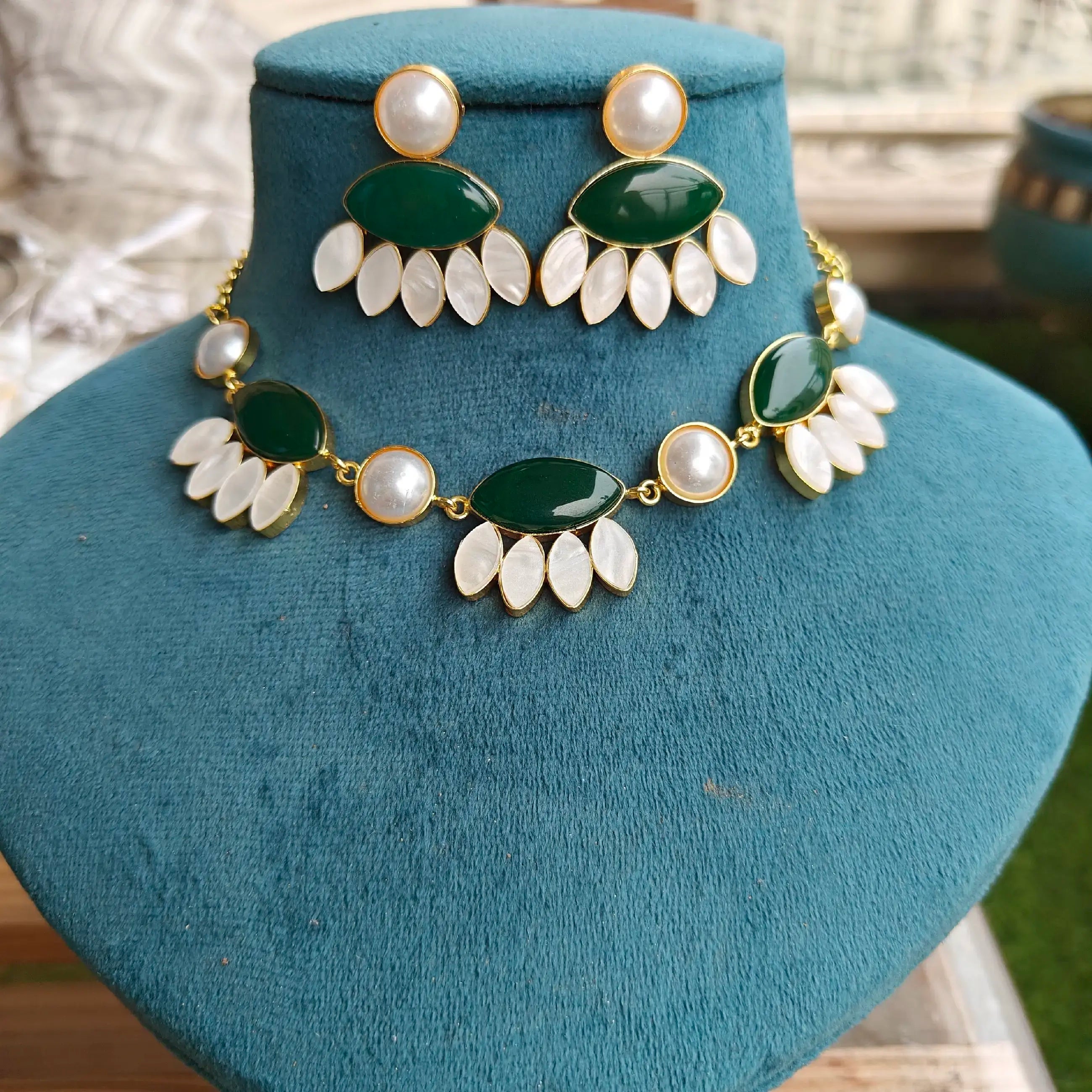 Naina Monalisa And Shell Stone Necklace Set- Green