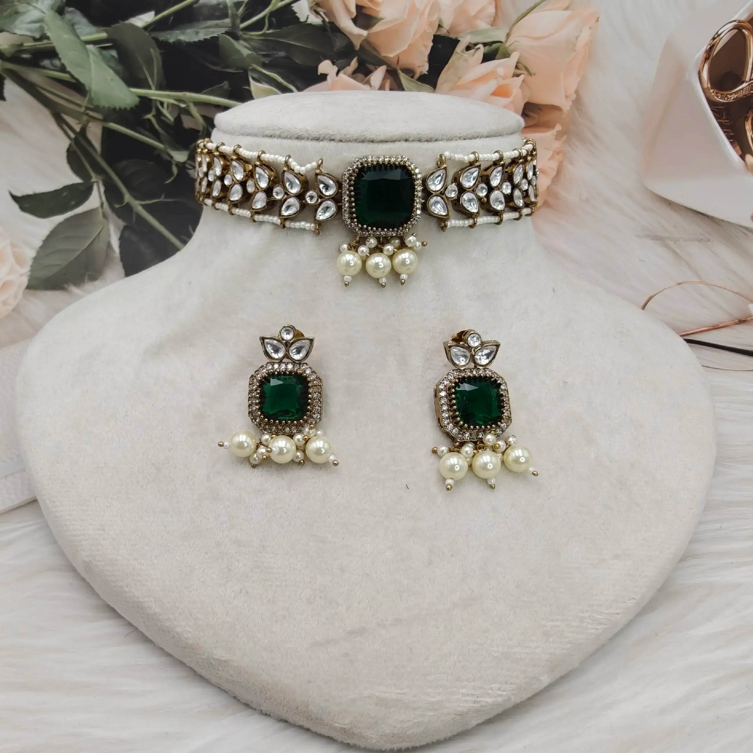 Anvita Polki Kundan Sleek Choker- Emerald Green