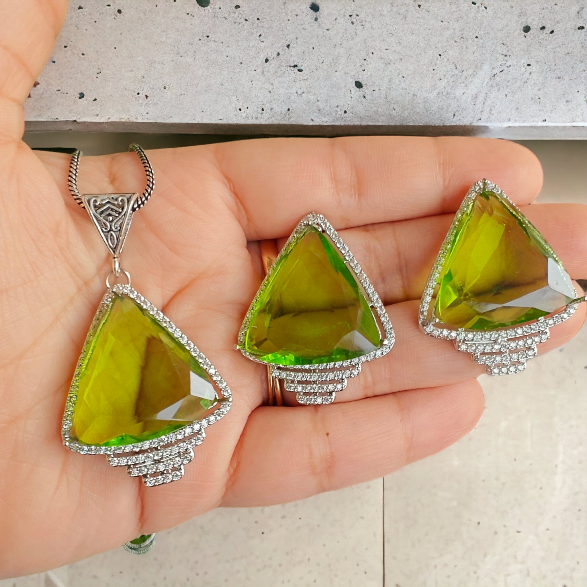 Trisha Pendant Set- Parrot Green