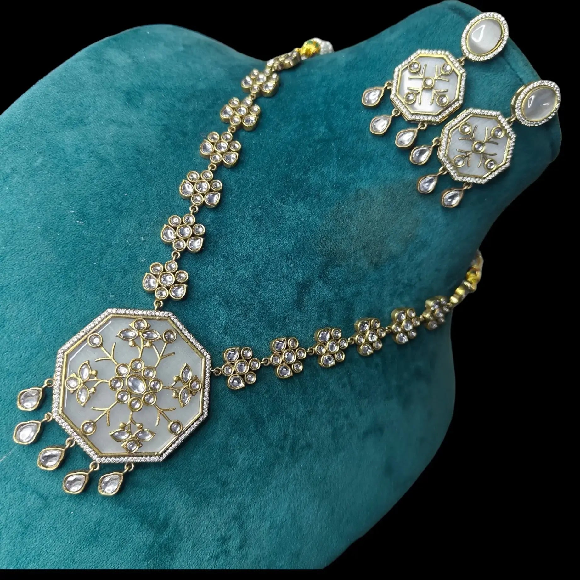 Shrini Necklace Set- White