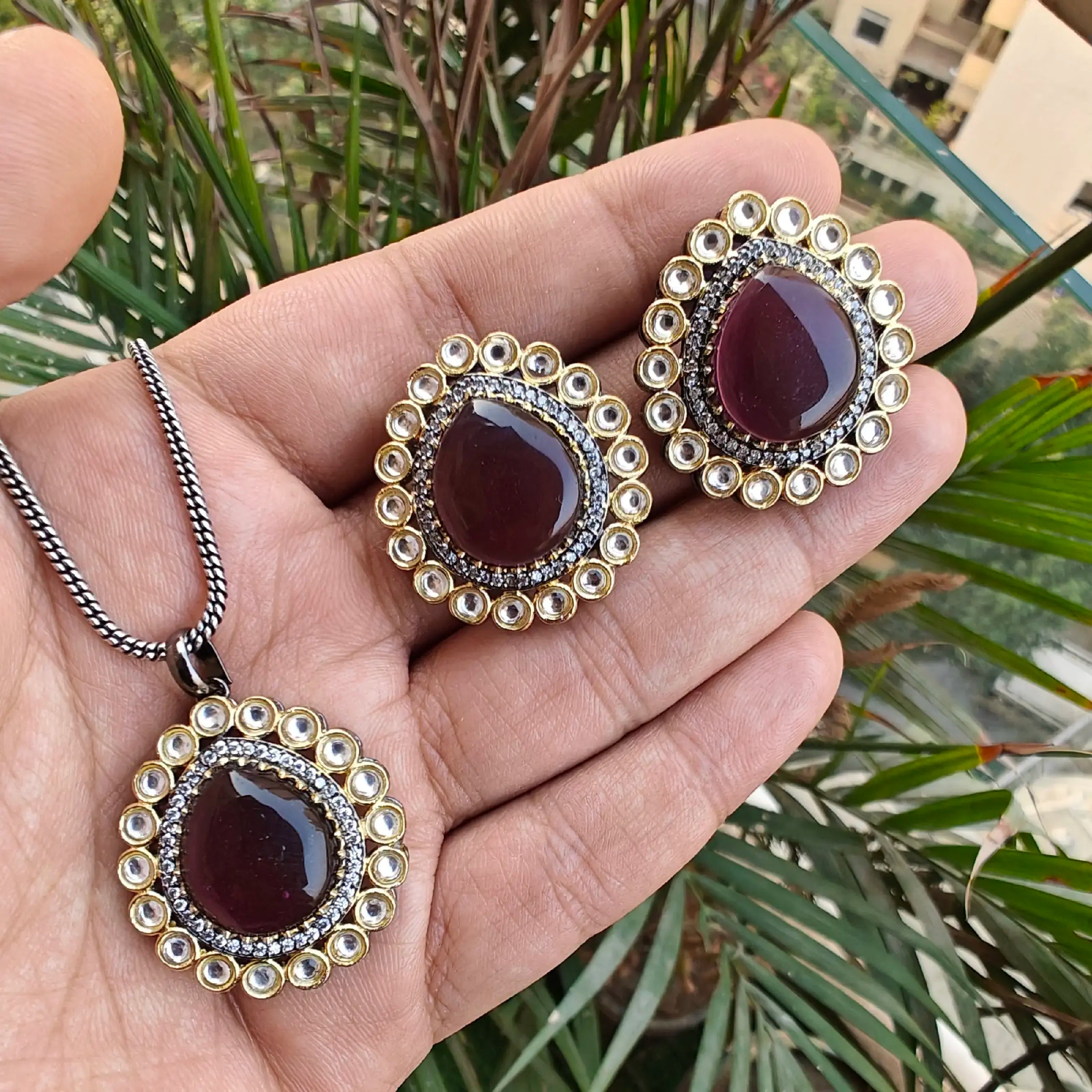 Mrinal Monalisa Pendant Set- Wine