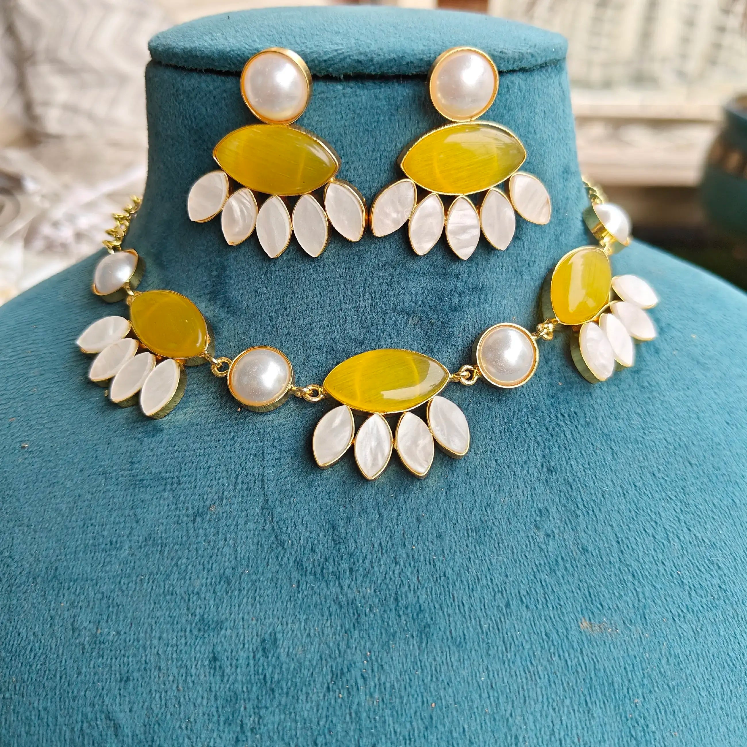 Naina Monalisa And Shell Stone Necklace Set- Yellow