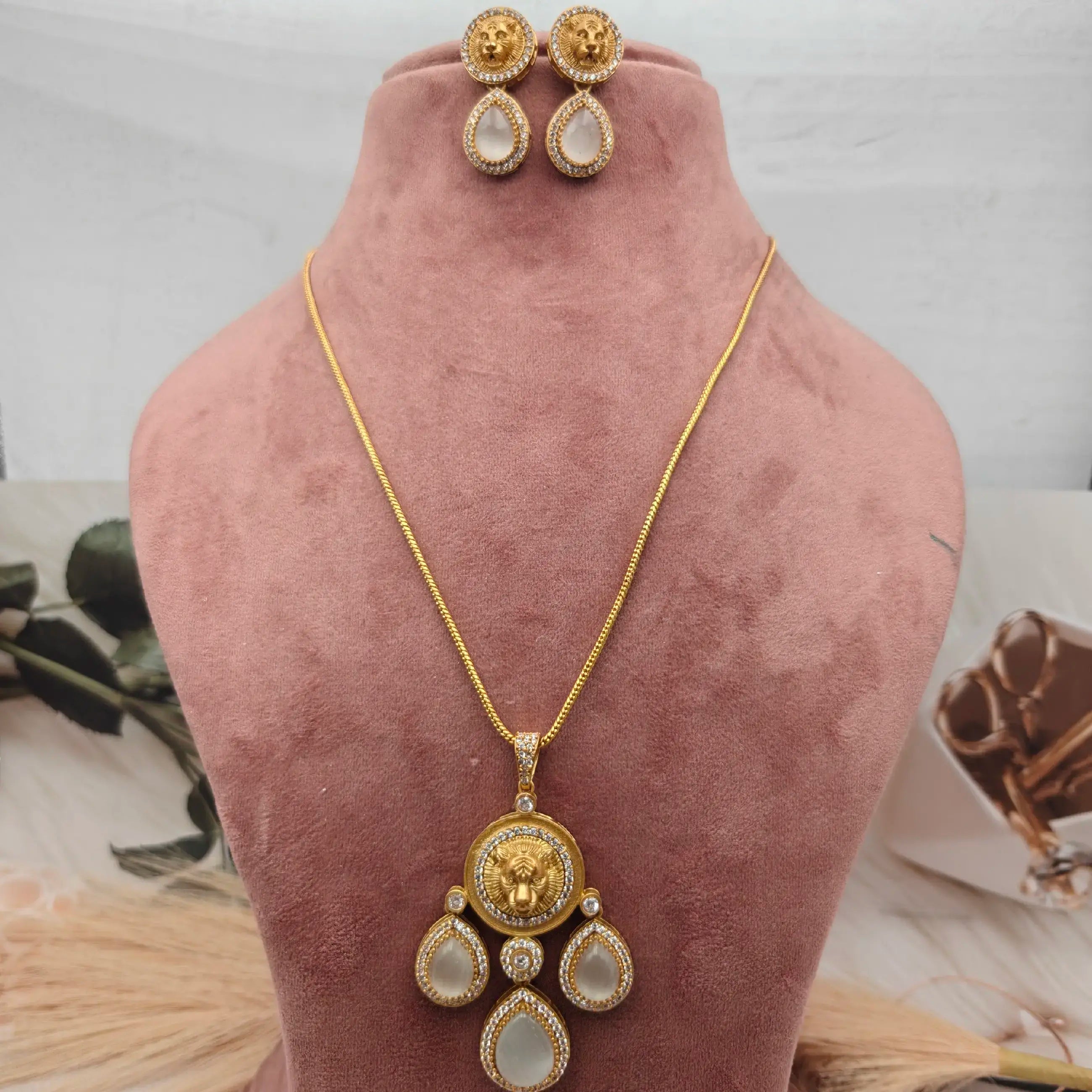 Sabyasachi Inspired Sana Pendant Set - White