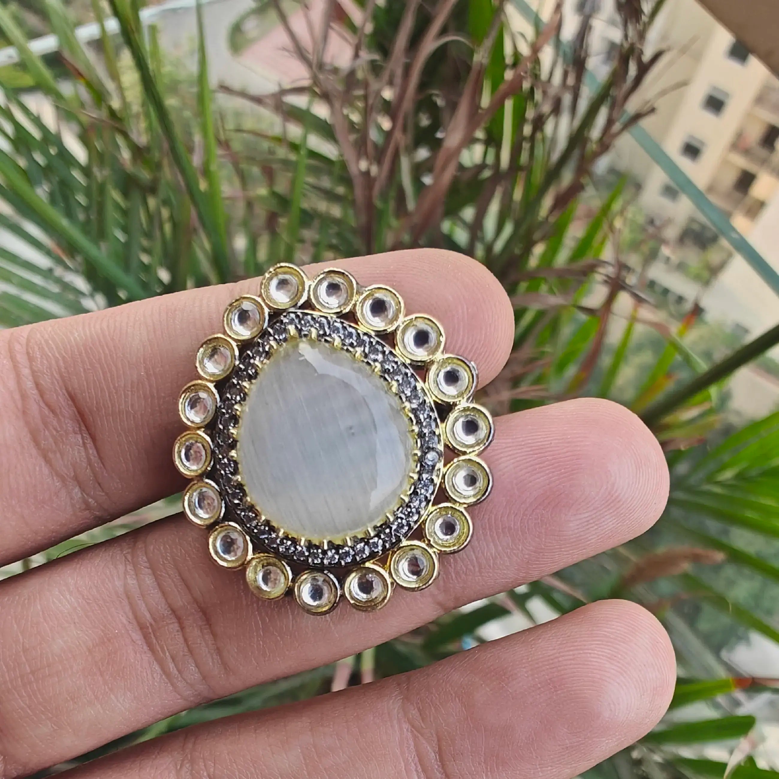 Mrinal Monalisa Adjustable Finger Ring- White
