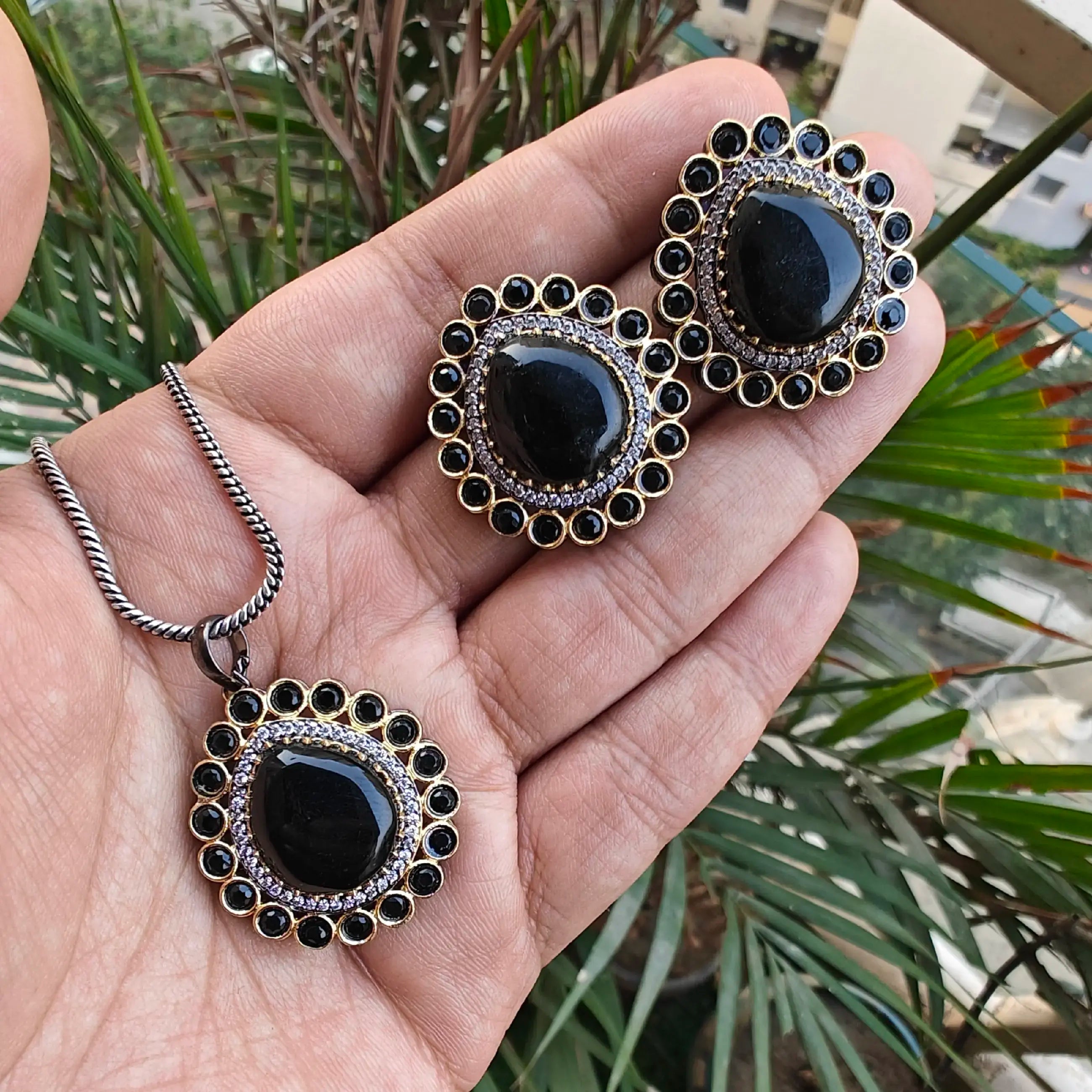 Mrinal Monalisa Pendant Set- Black