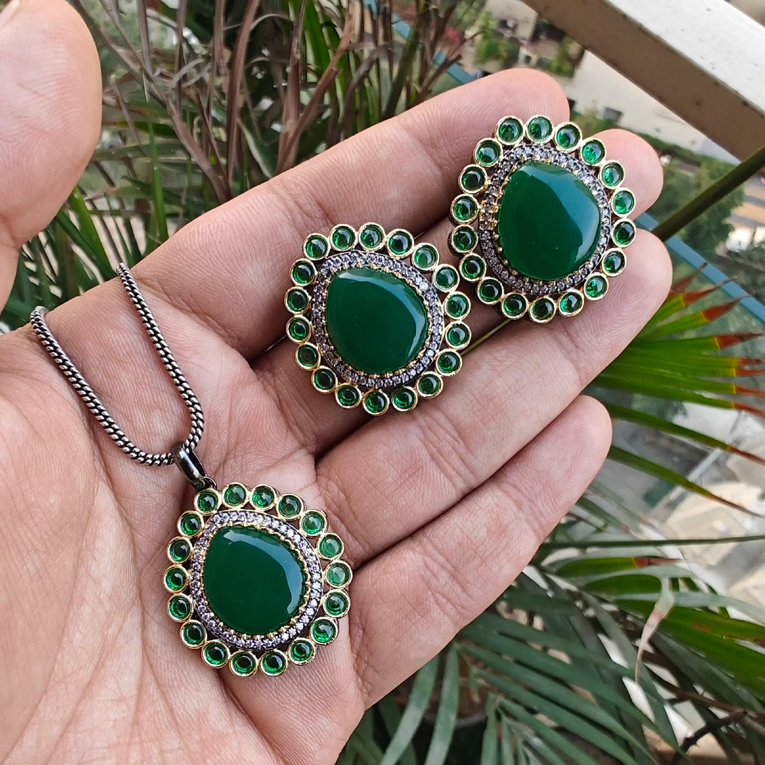 Mrinal Monalisa Pendant Set- Green