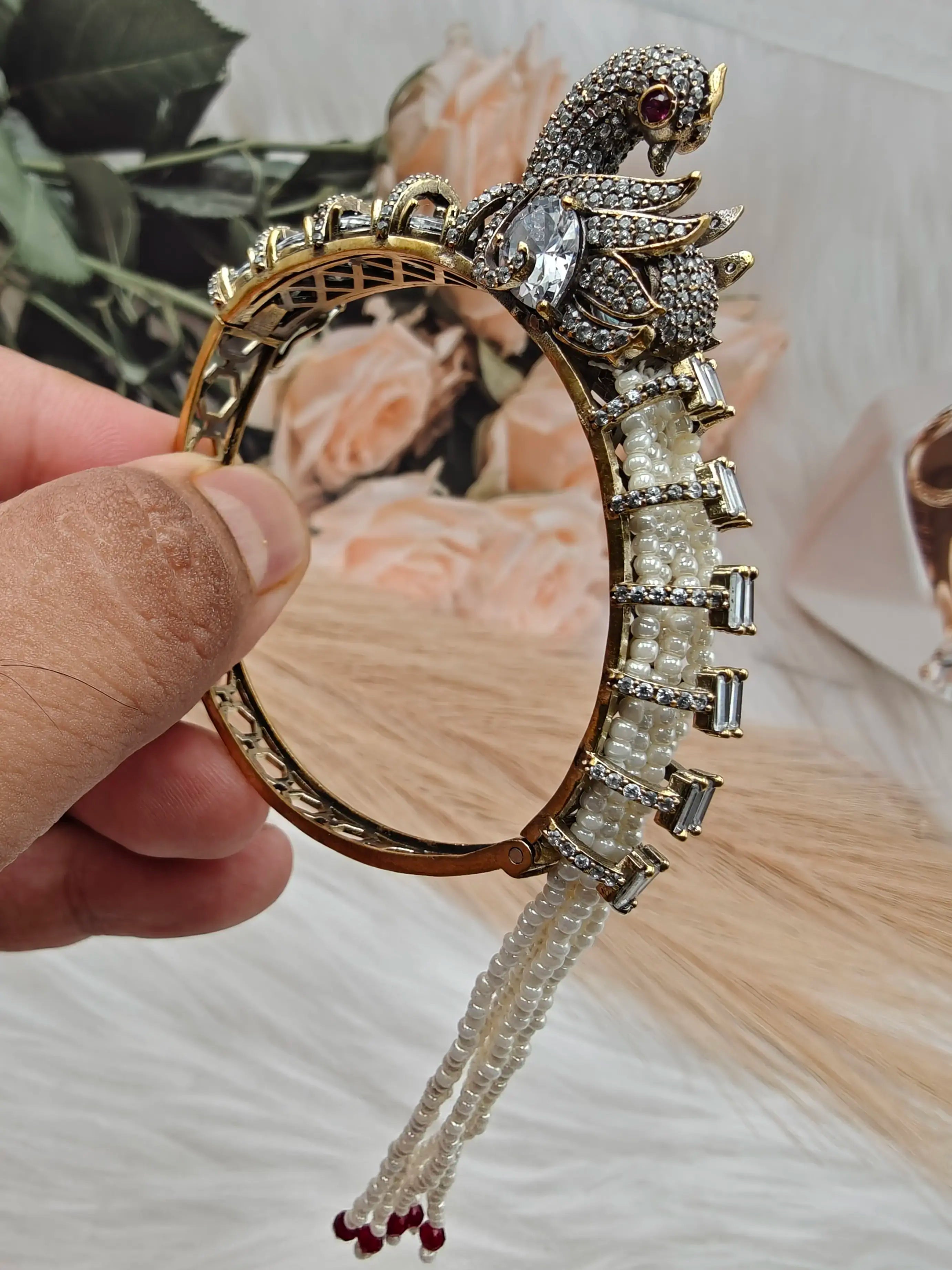 Mayuri Victorian Finish Openable Bracelet- White