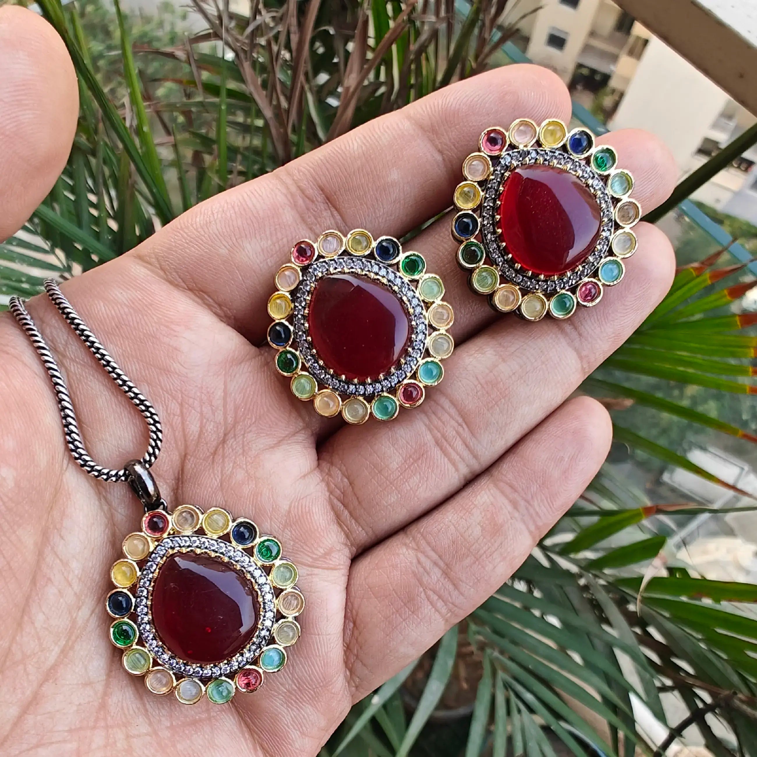 Mrinal Monalisa Pendant Set- Multi