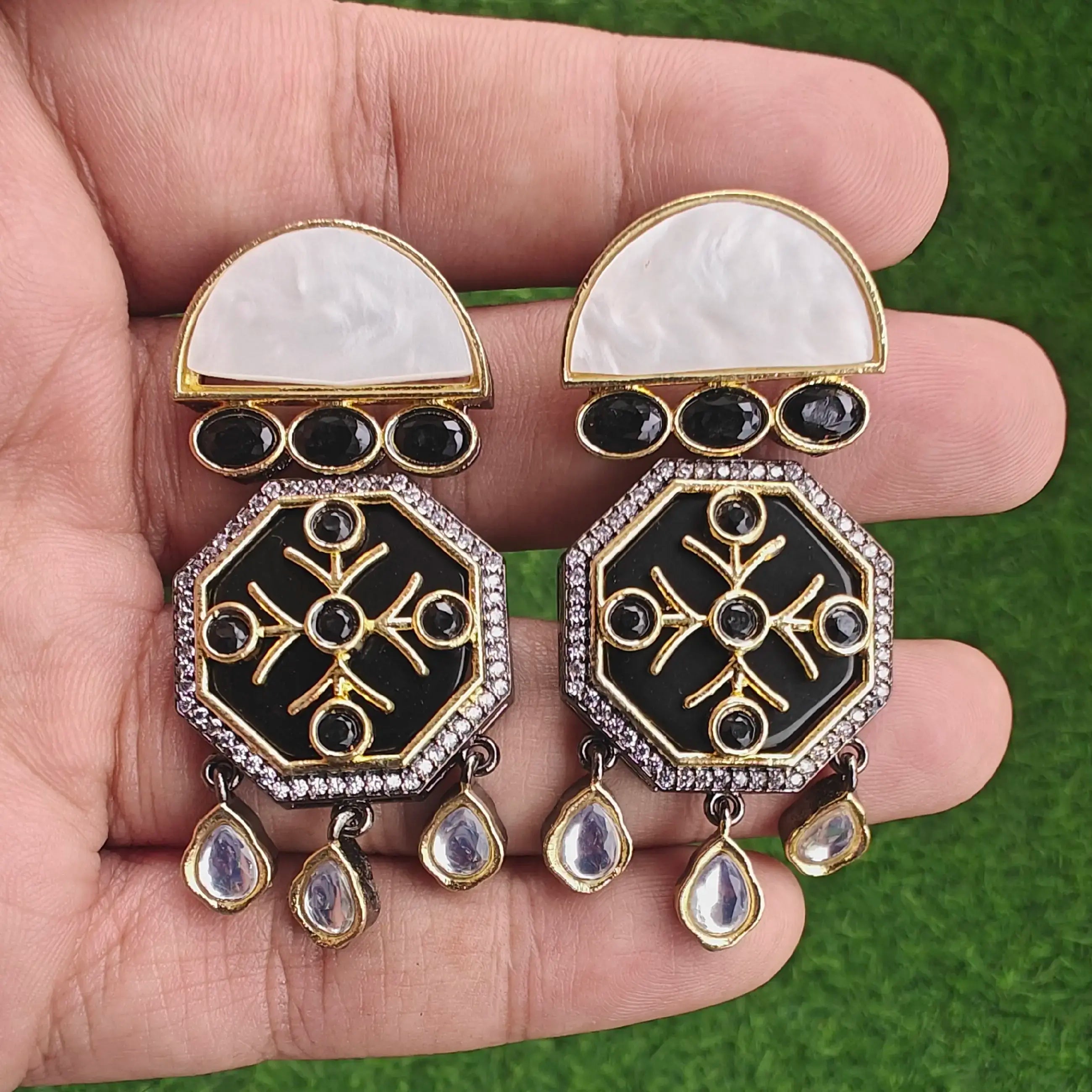 Shell Stone Saima Earrings- Black