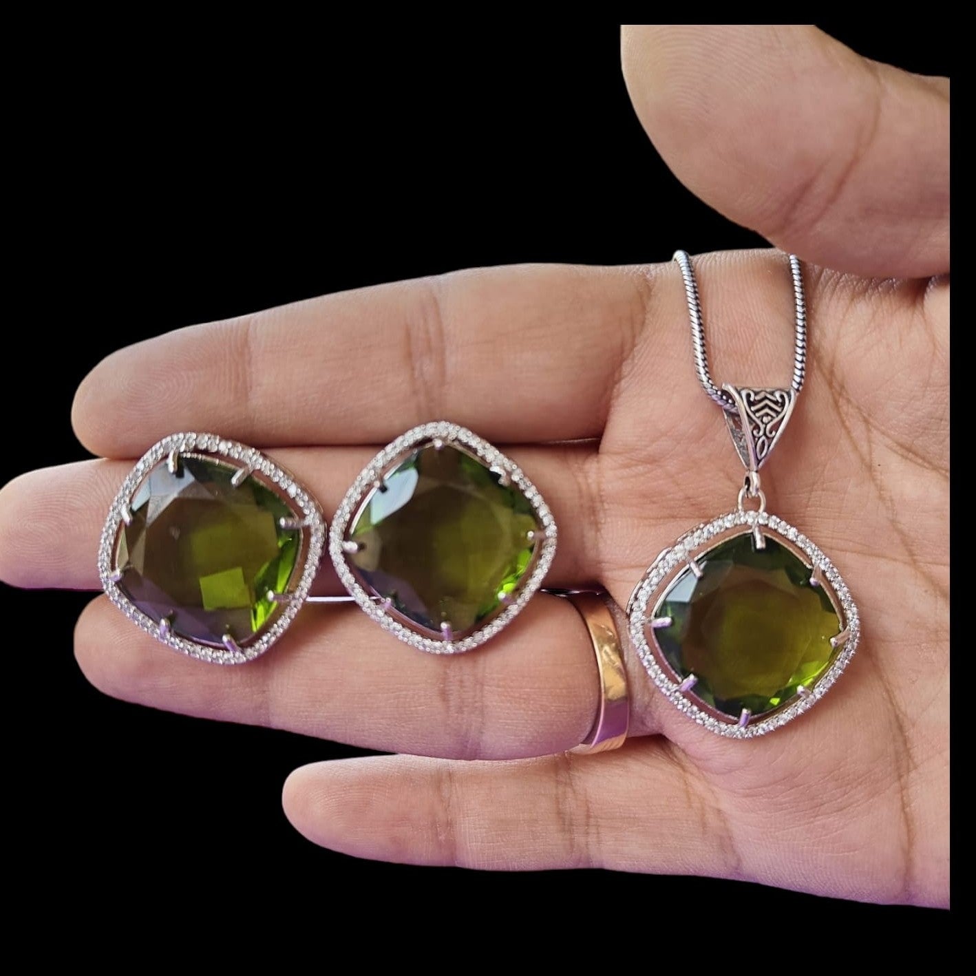 Naaz Pendant Set- Parrot Green