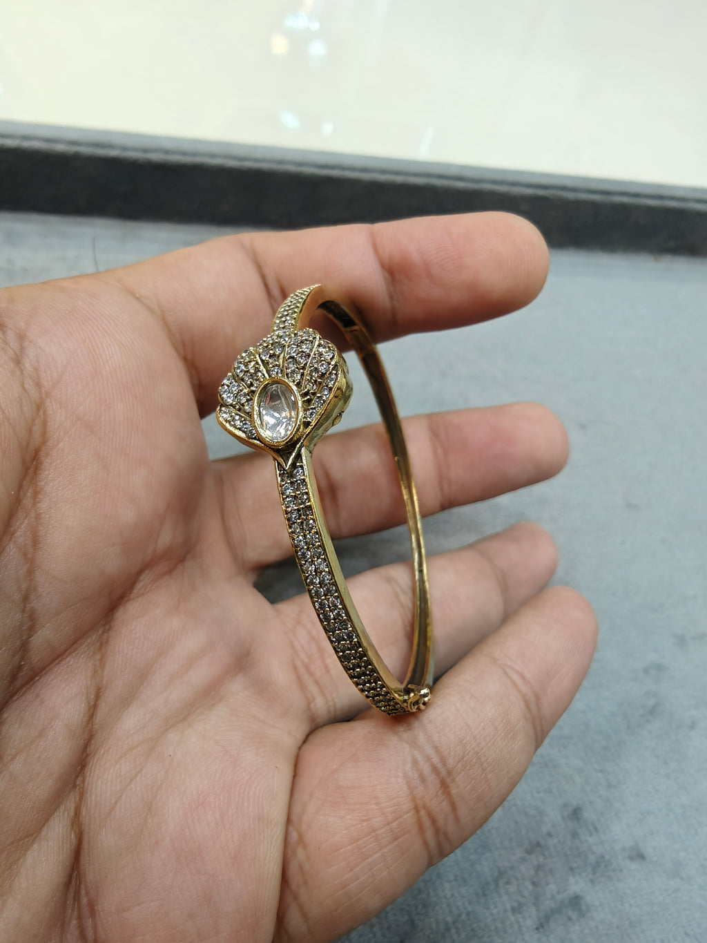 Vidya Openable Sleek AD Bracelet