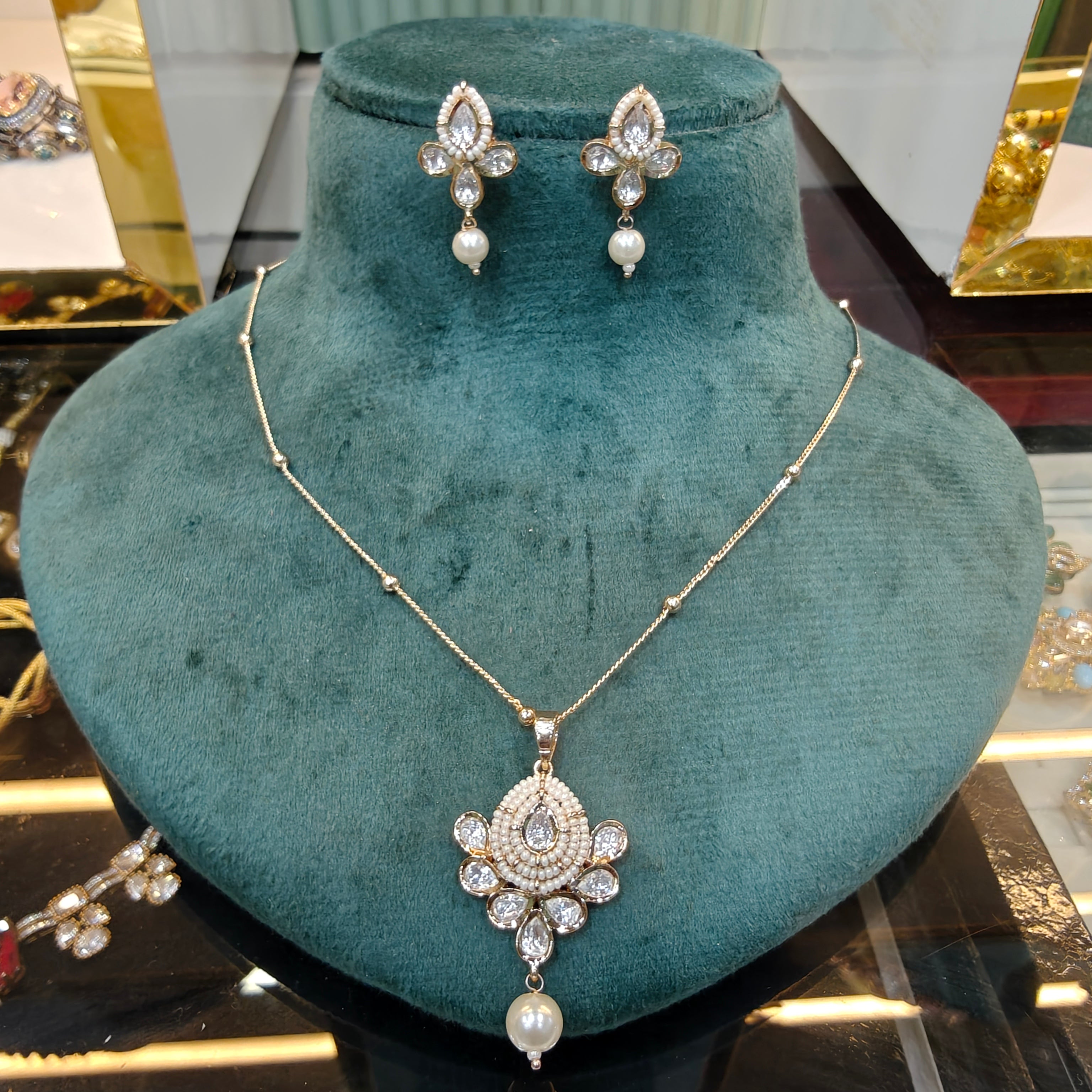 Naira Sunheri Moissanite Kundan Pendant Set- White