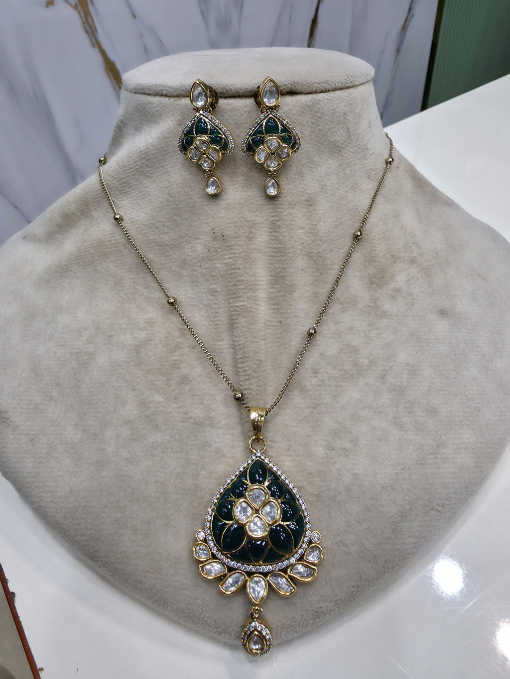 Aariz Epoxy Moissanite Polki Pendant Set- Emerald