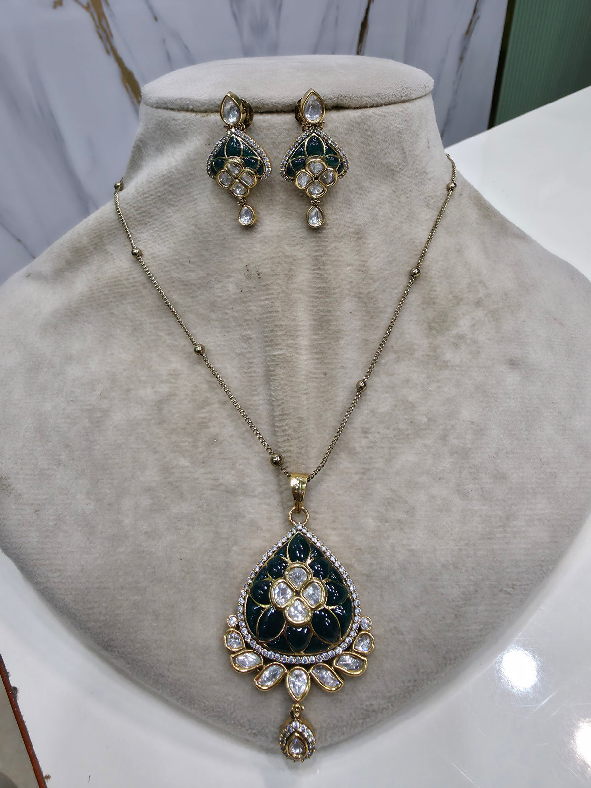 Aariz Epoxy Moissanite Polki Pendant Set- Emerald