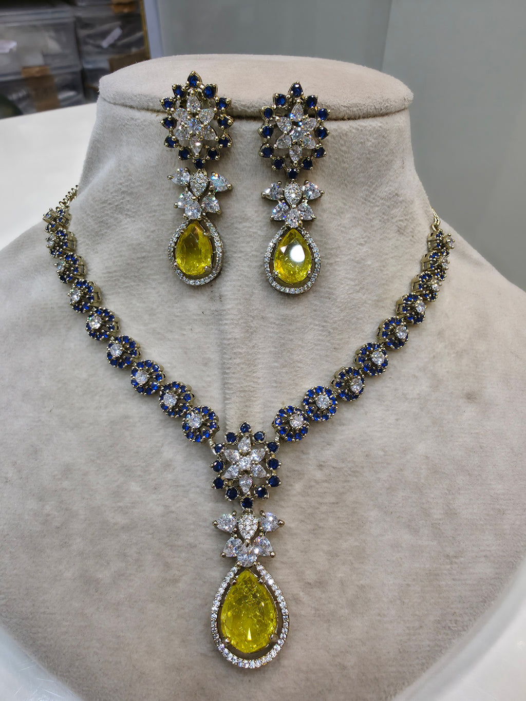 Athleen Doublet Necklace Set- Blue Yellow