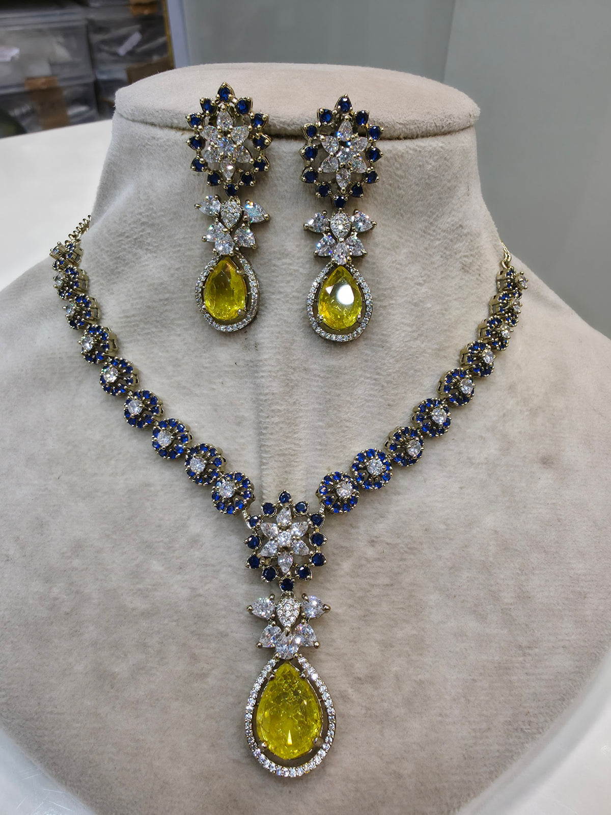 Athleen Doublet Necklace Set- Blue Yellow