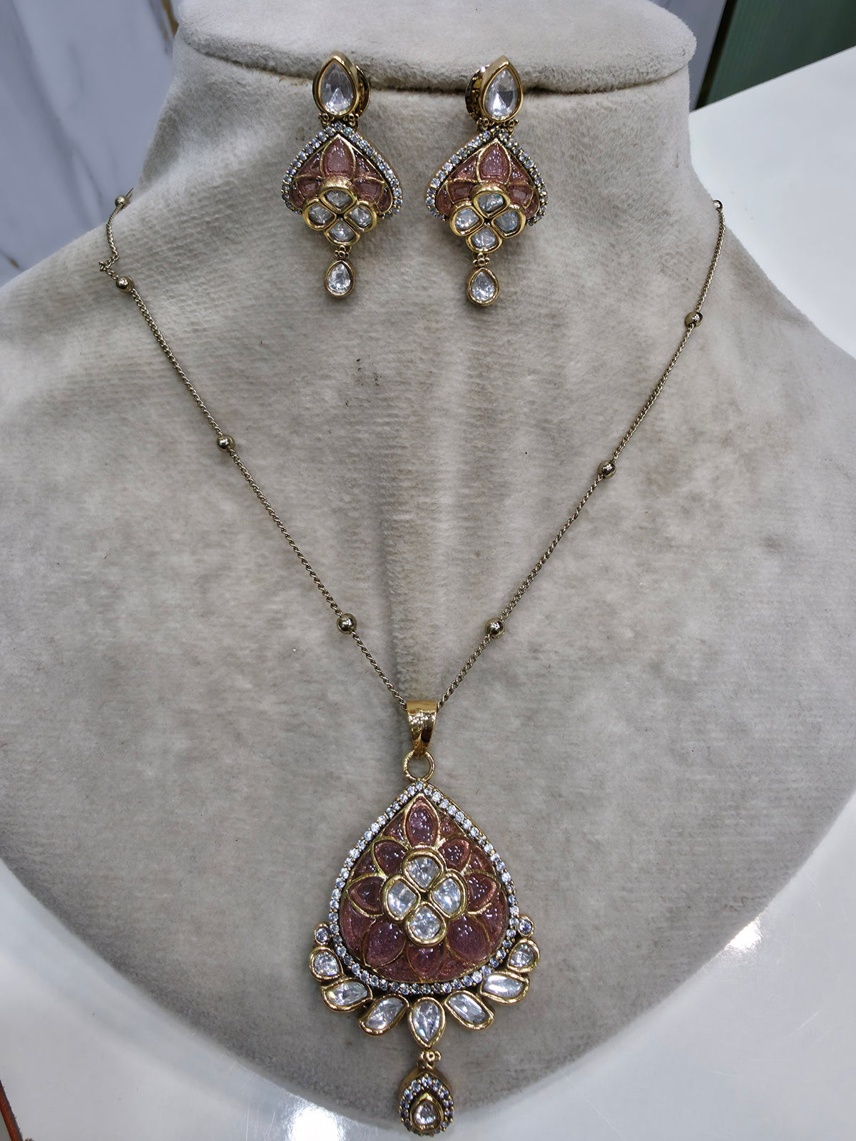 Aariz Epoxy Moissanite Polki Pendant Set- Pink