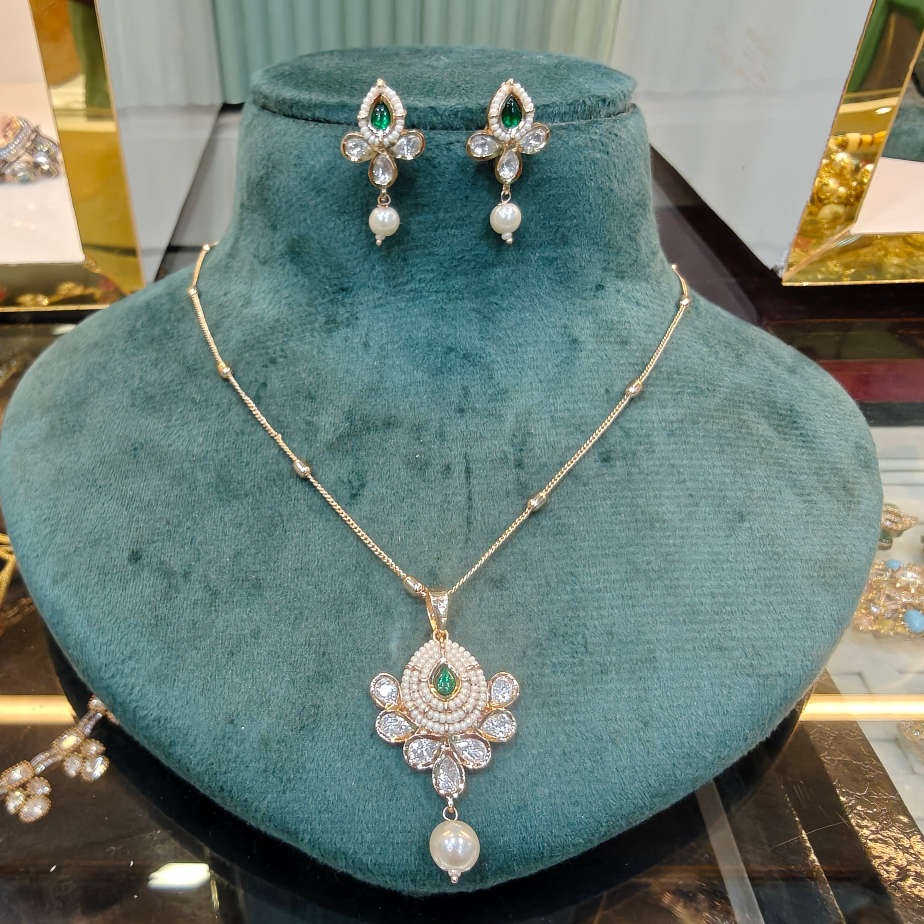 Naira Sunheri Moissanite Kundan Pendant Set- Green