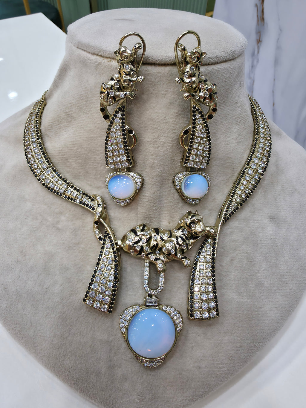Sama Panther Designer Necklace Set- White Opal and Black