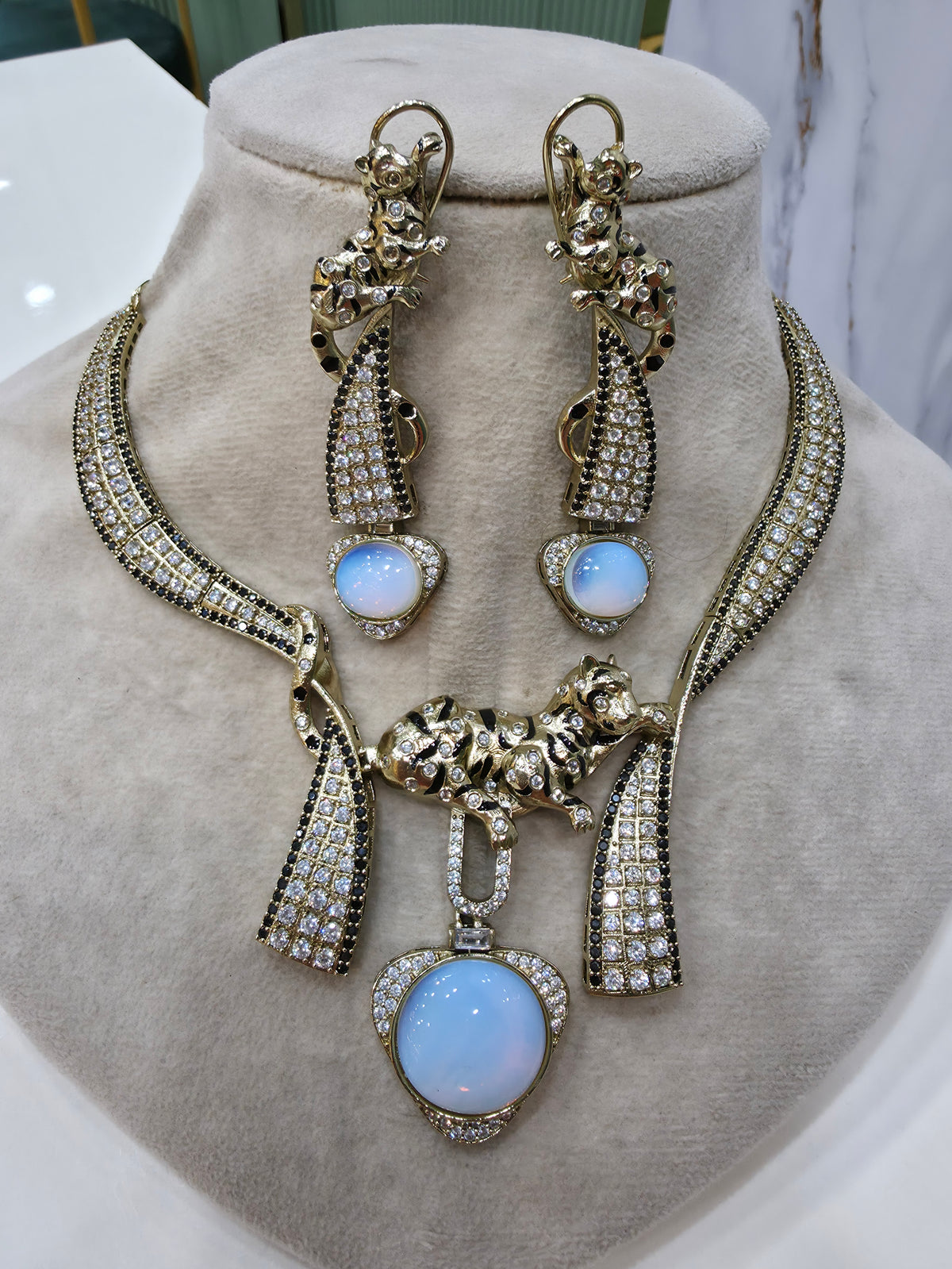 Sama Panther Designer Necklace Set- White Opal and Black