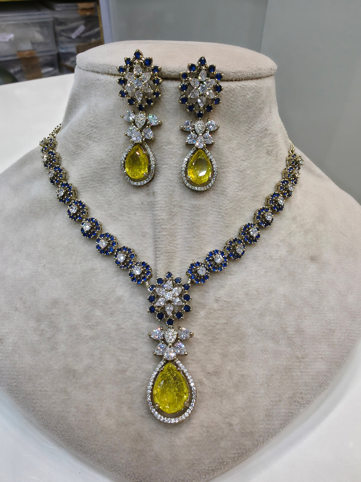 Athleen Doublet Necklace Set- Blue Yellow