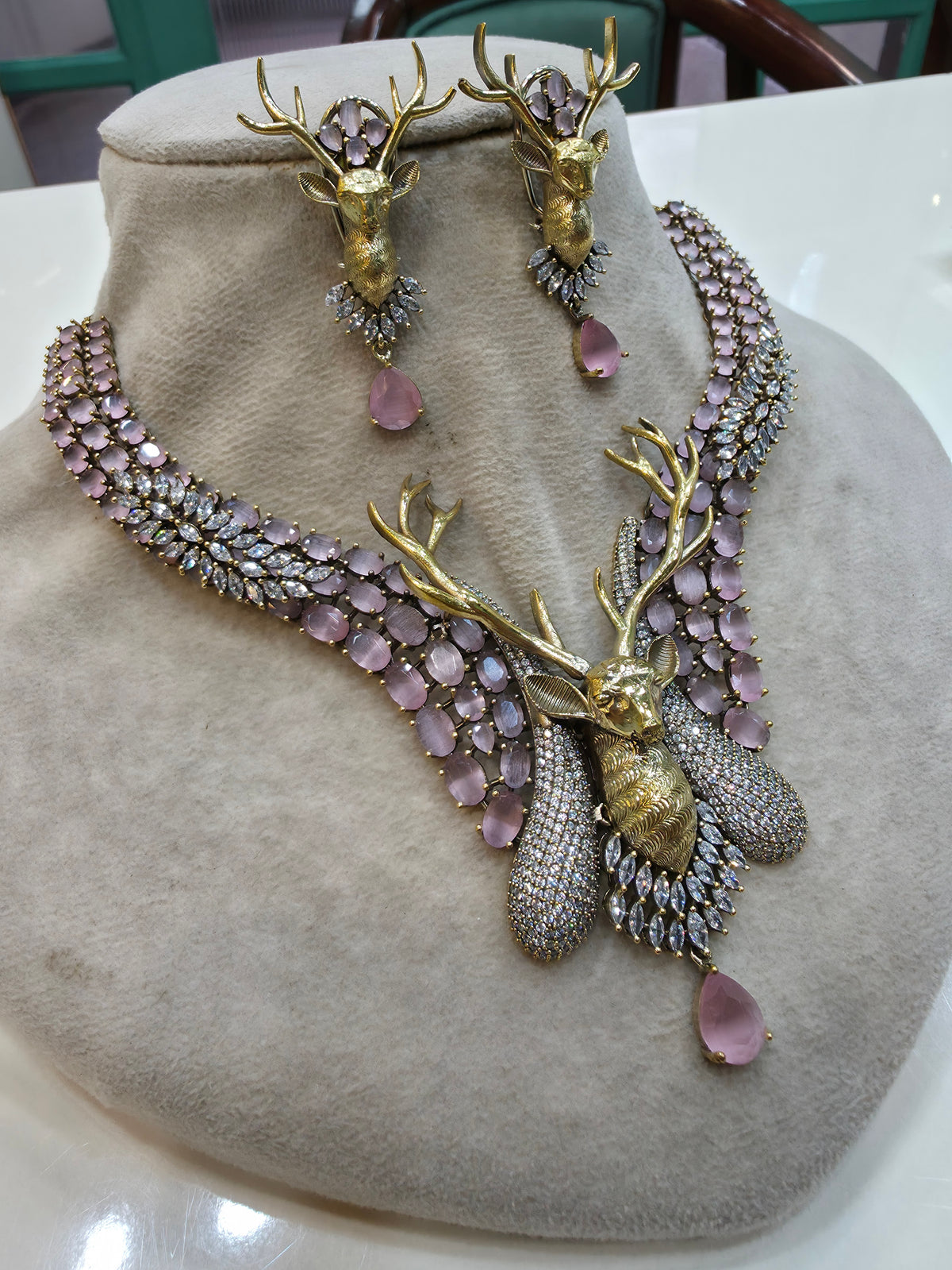 Reindeer Vantara Necklace Set- Pink