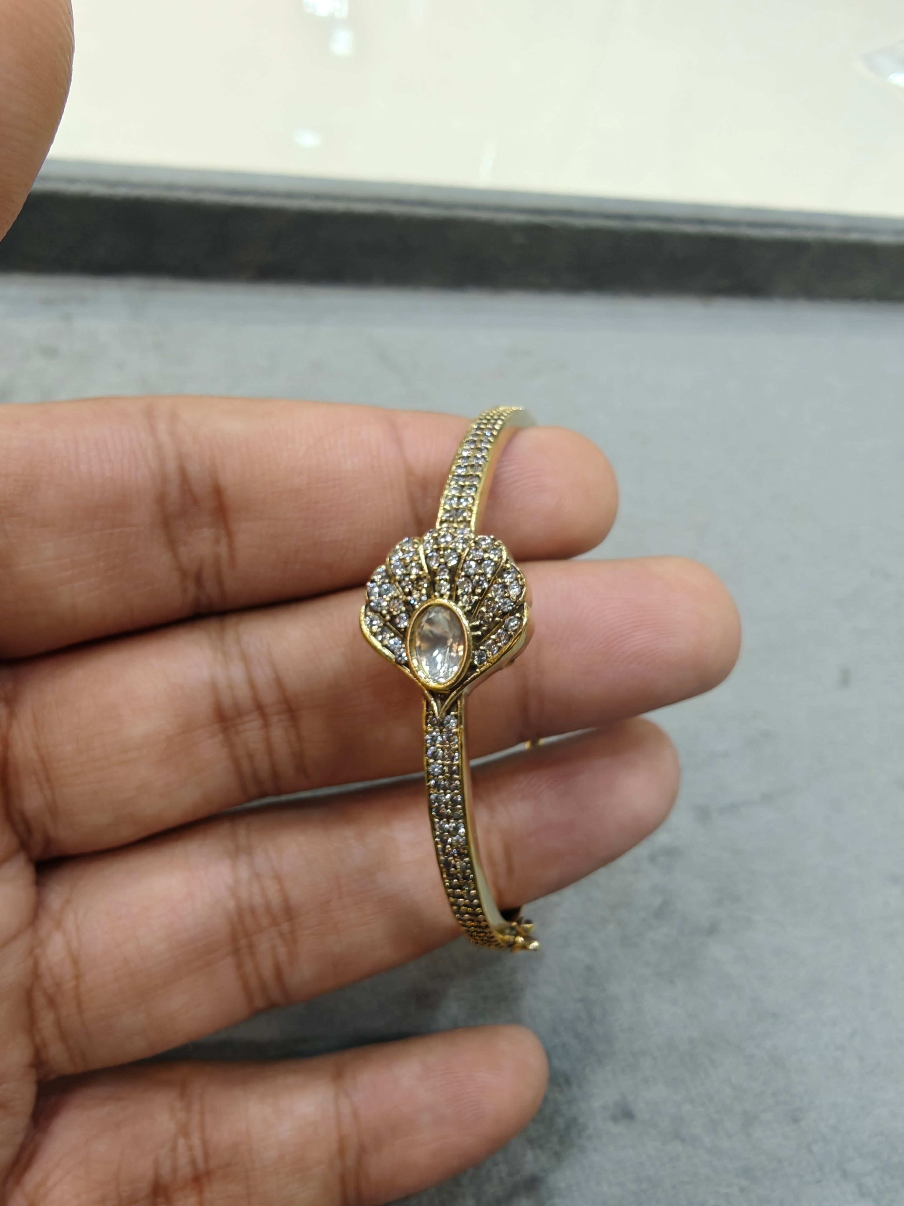 Vidya Openable Sleek AD Bracelet