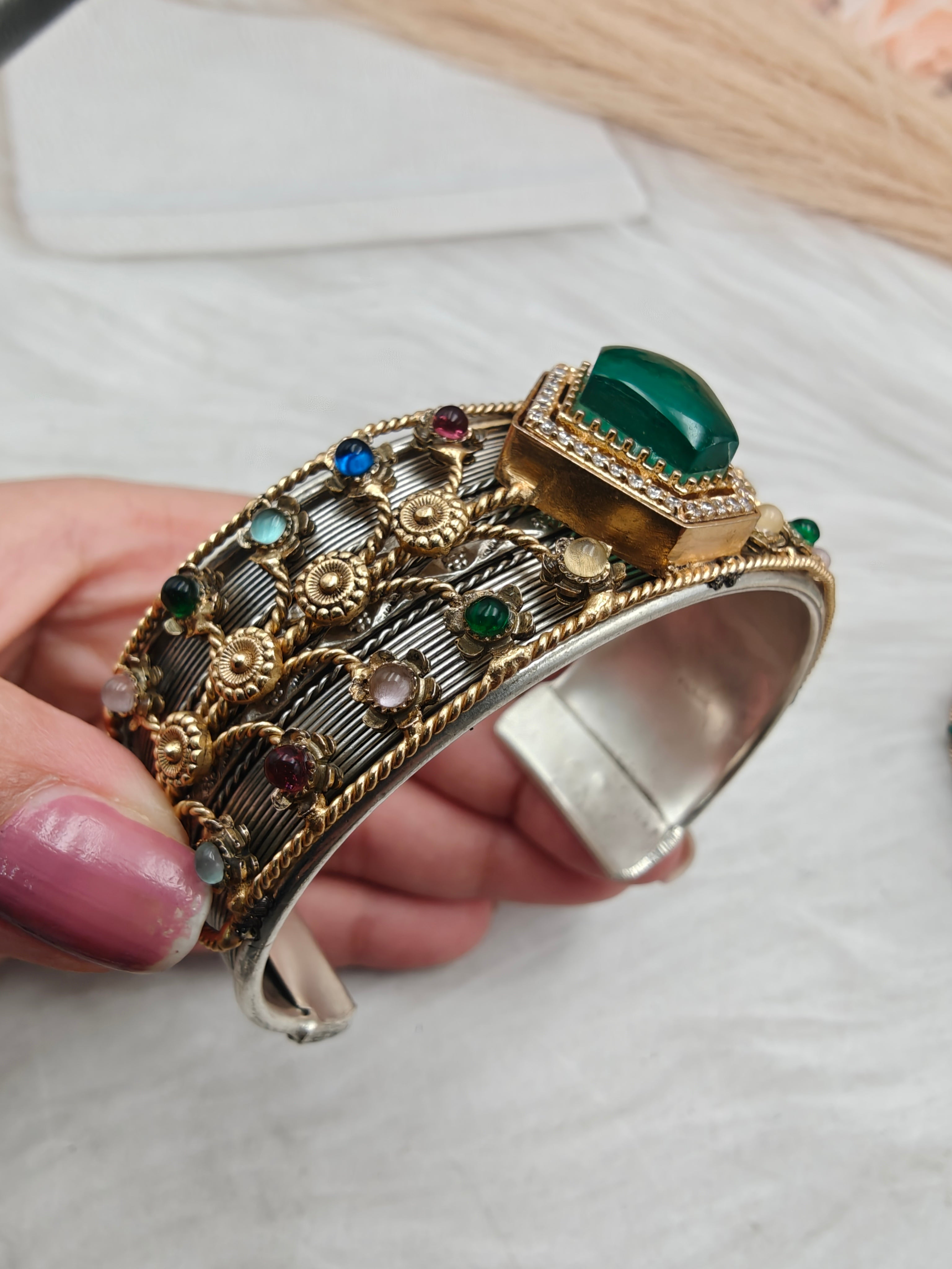 Meenakshi Dual Tone Handcrafted Doublet Handcuff- Emerald