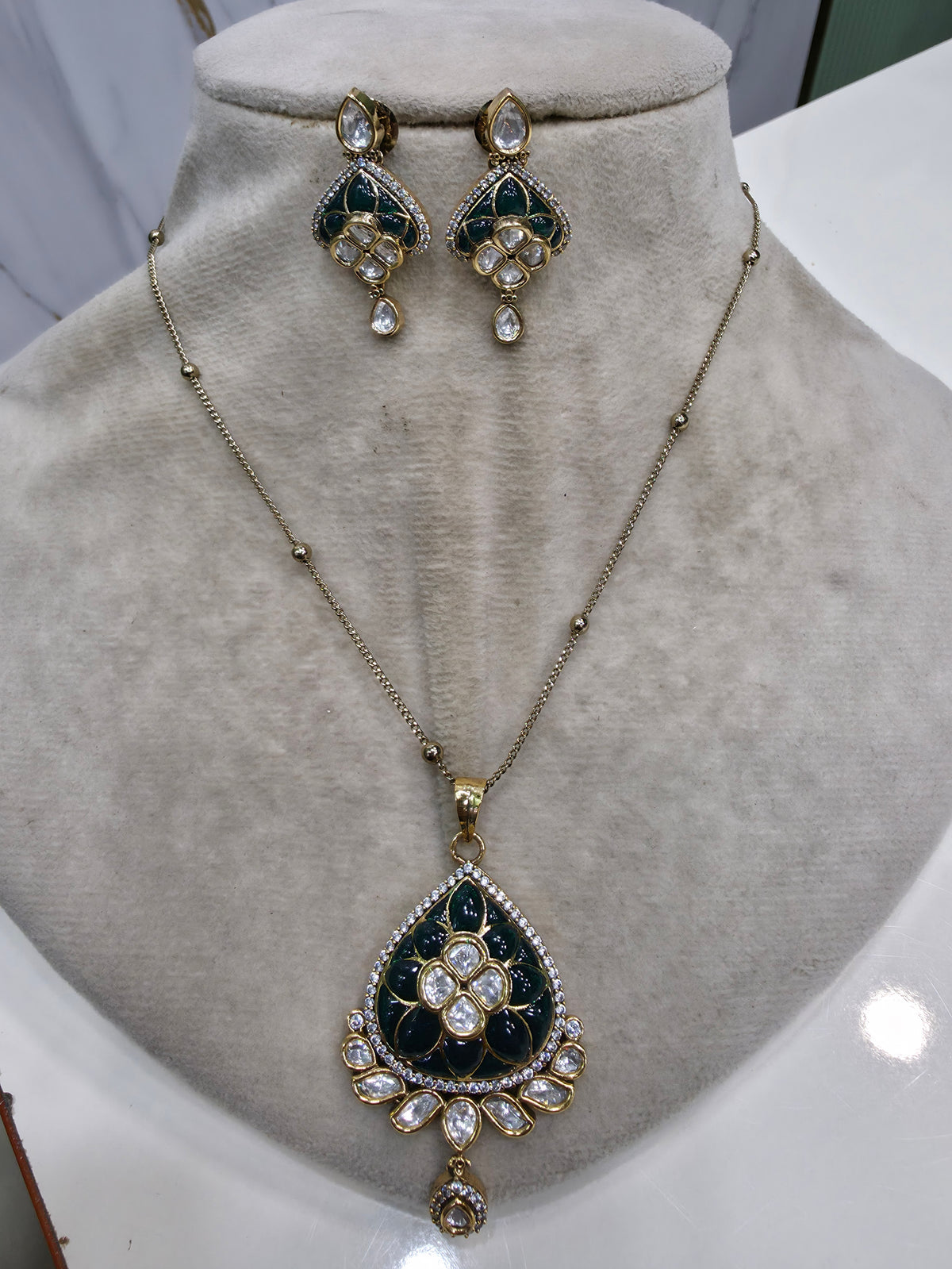 Aariz Epoxy Moissanite Polki Pendant Set- Emerald