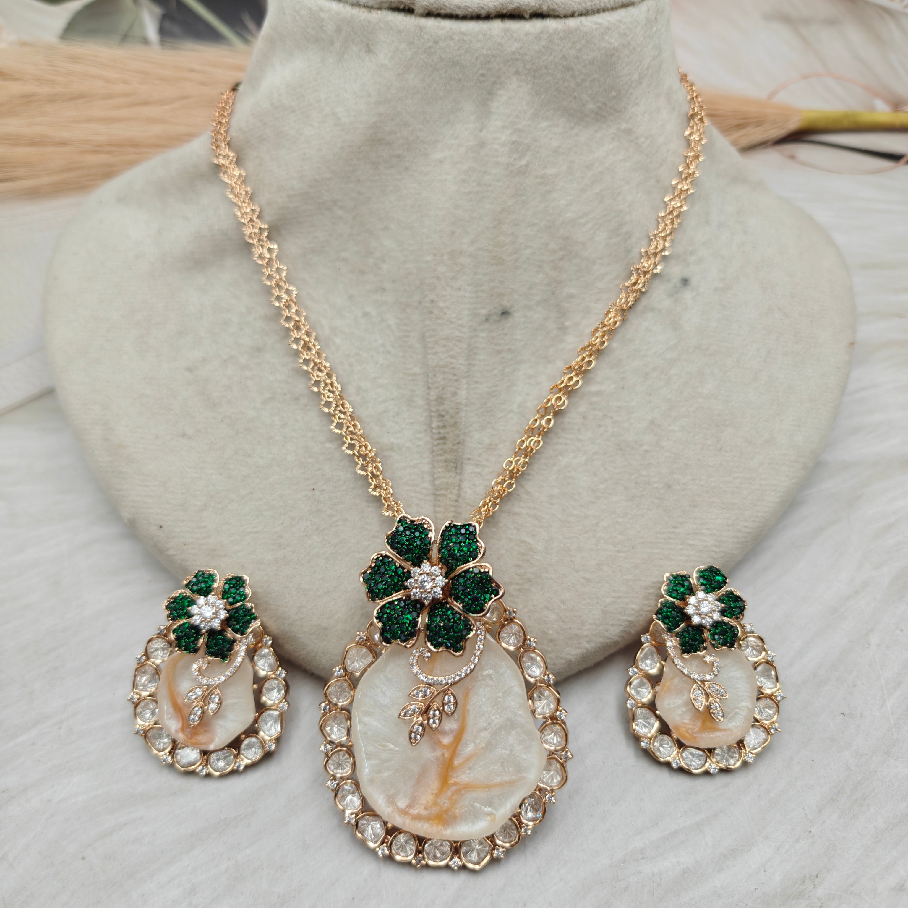 Mother of Pearl Nidah Pendant Set- Green n Clear White