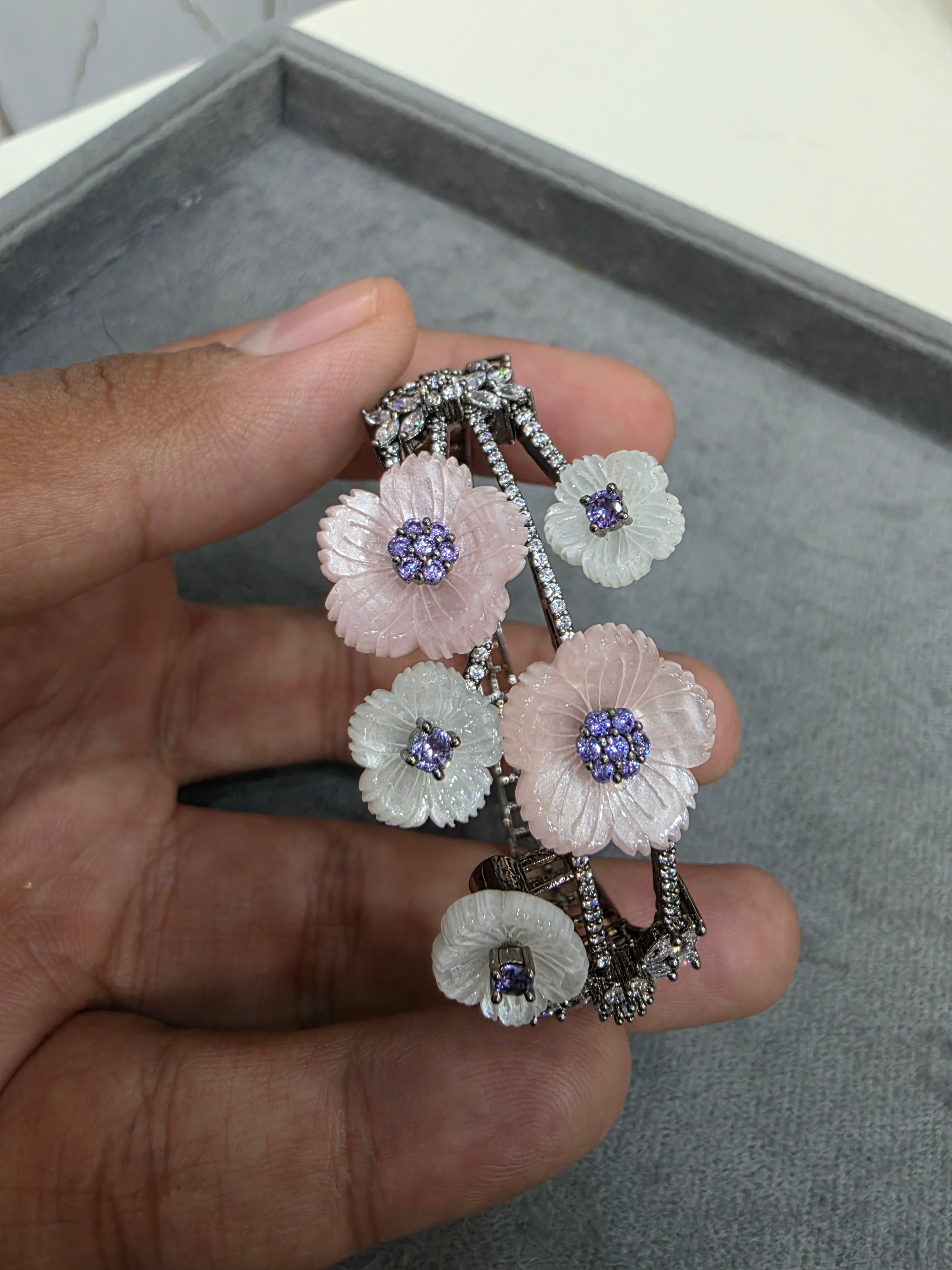 Floria carving stone openable bracelet- Pink white