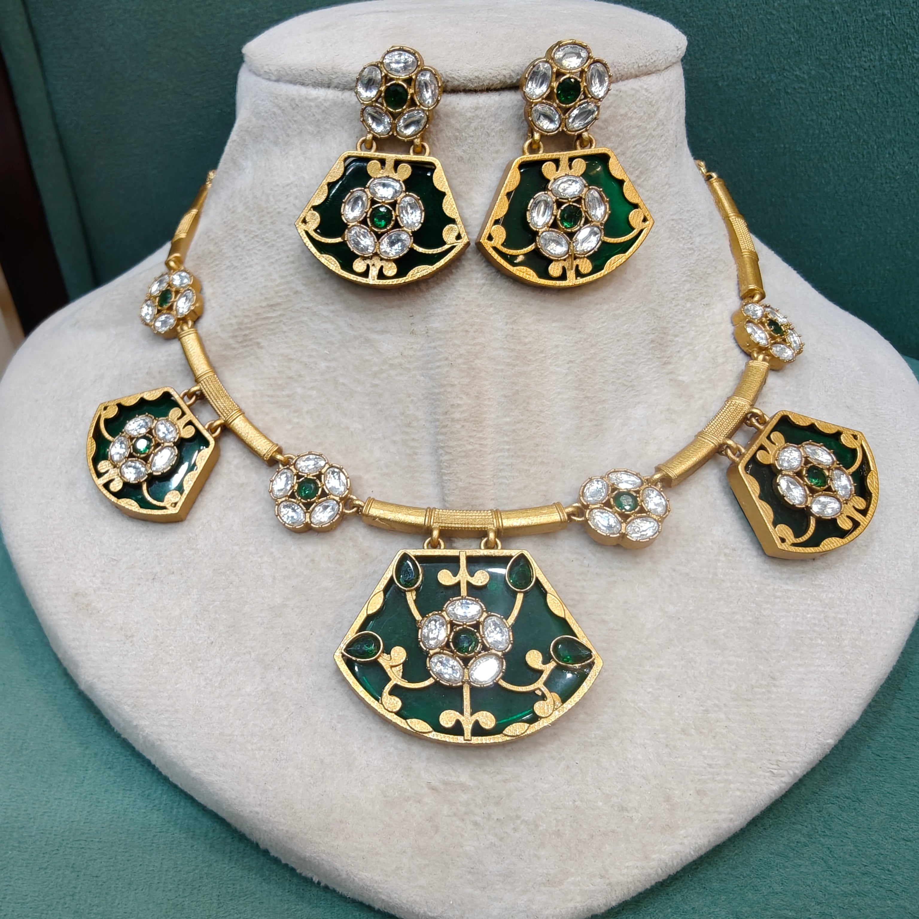 Neelanjana Holdali Necklace Set- Green