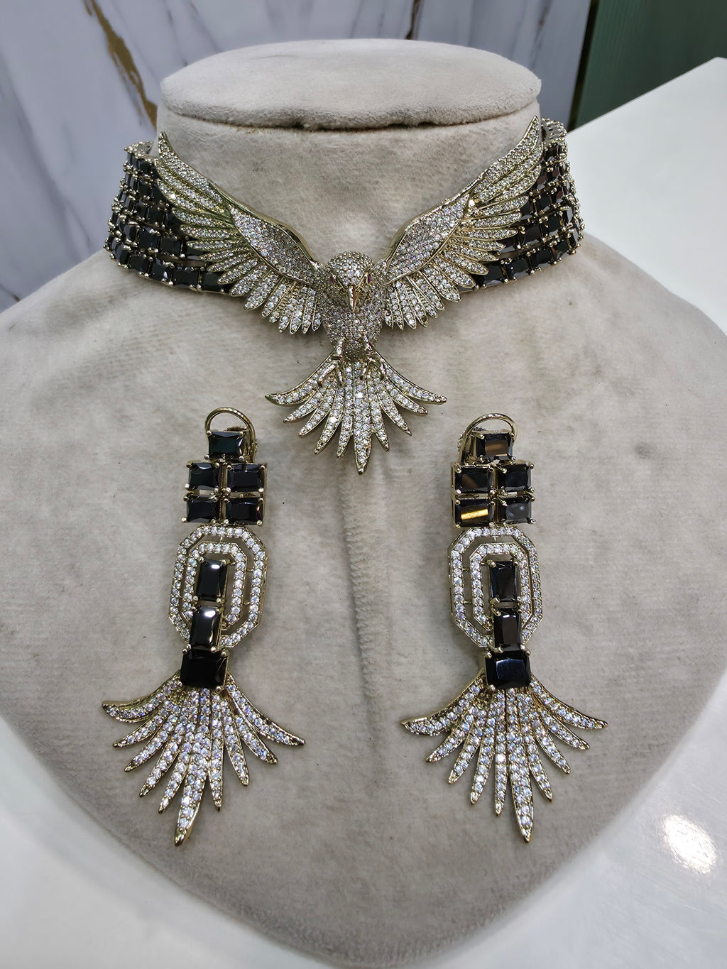 Free Spirit Flying Bird Collar Choker Necklace Set- Black