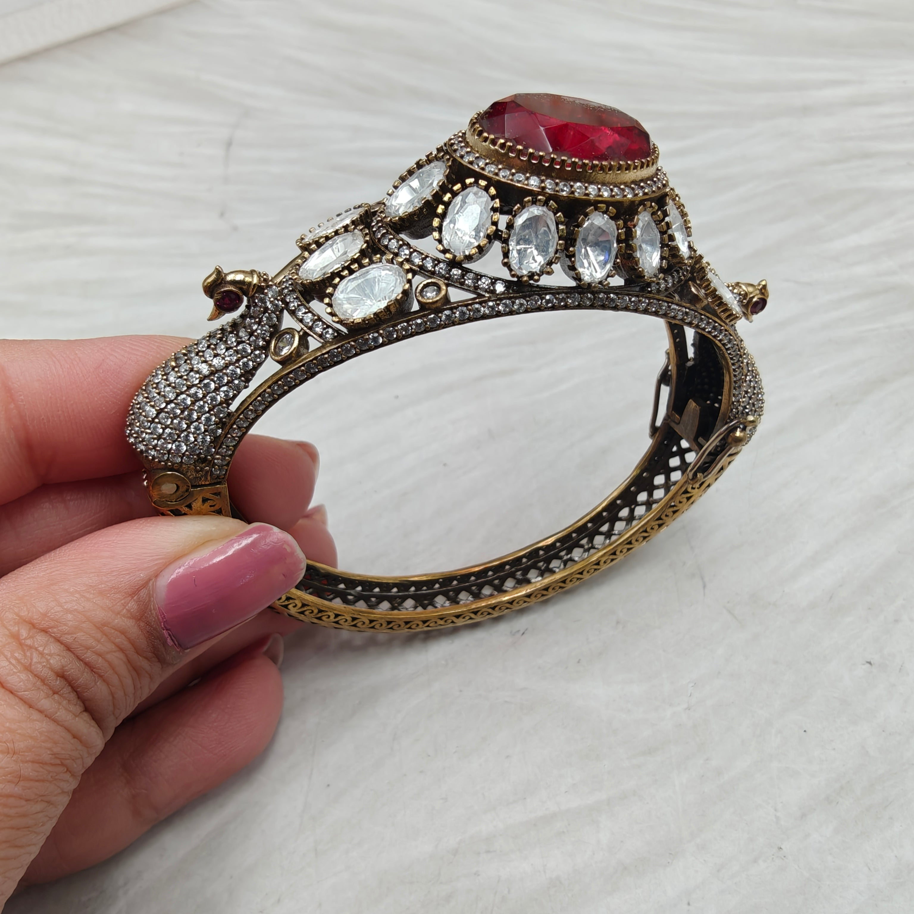 Moor Doublet Invisible Setting AD Openable Bracelets - Red