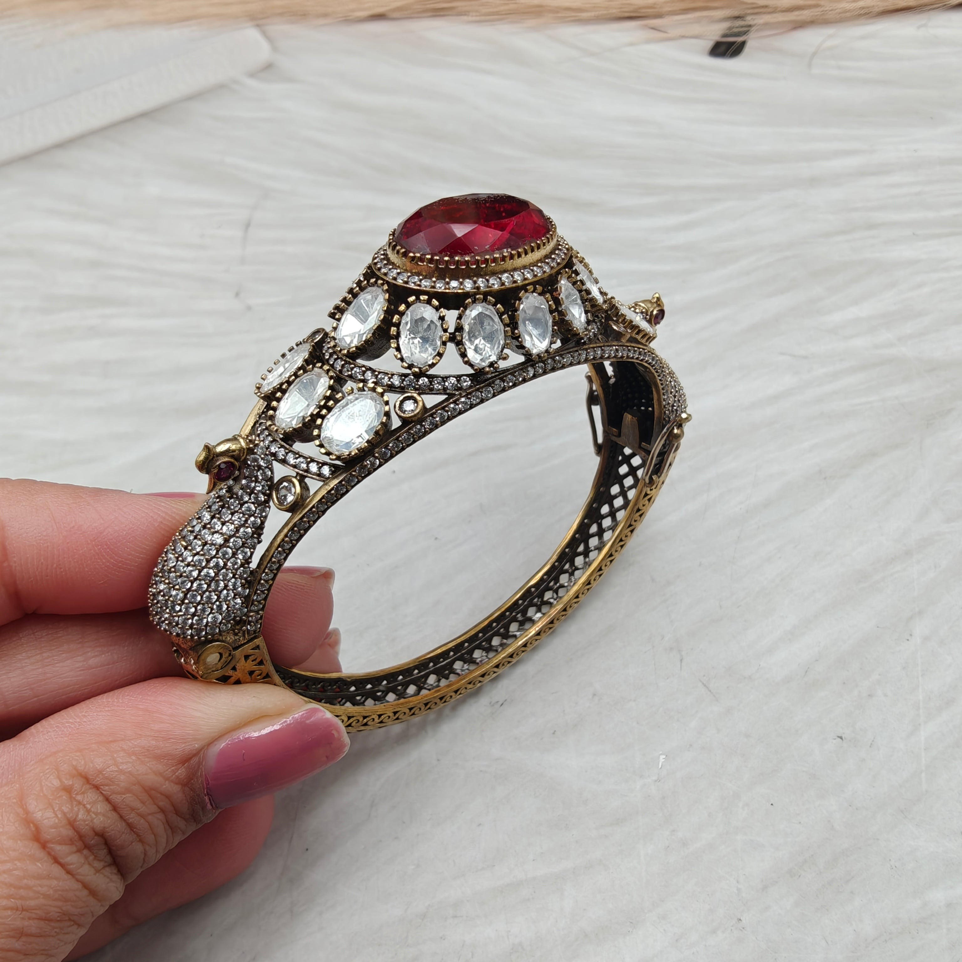 Moor Doublet Invisible Setting AD Openable Bracelets - Red