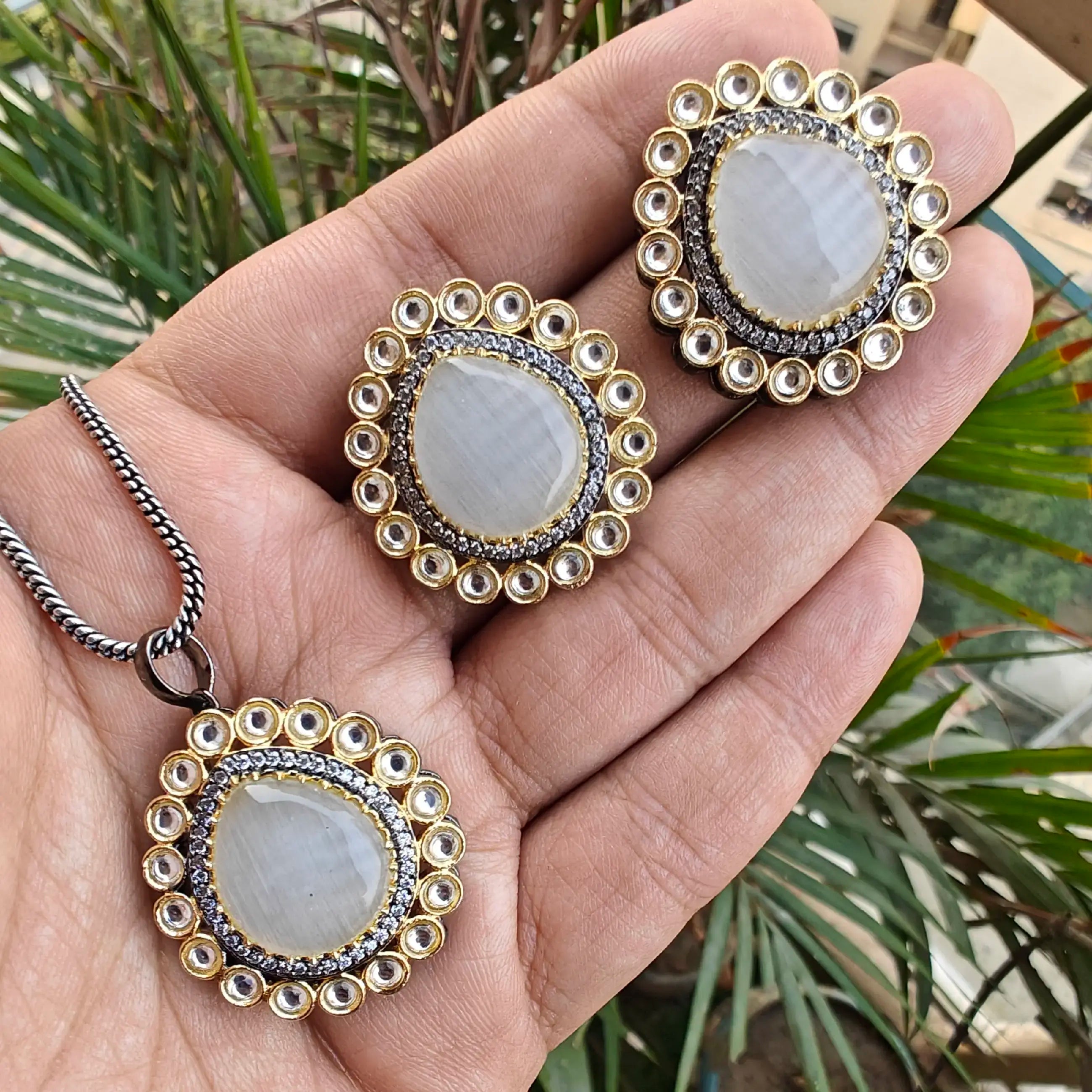 Mrinal Monalisa Pendant Set- White