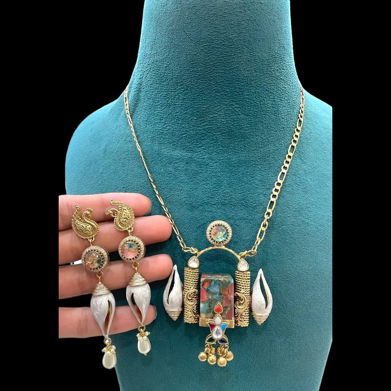 Mughda Shankh Marble Stone Statement Set