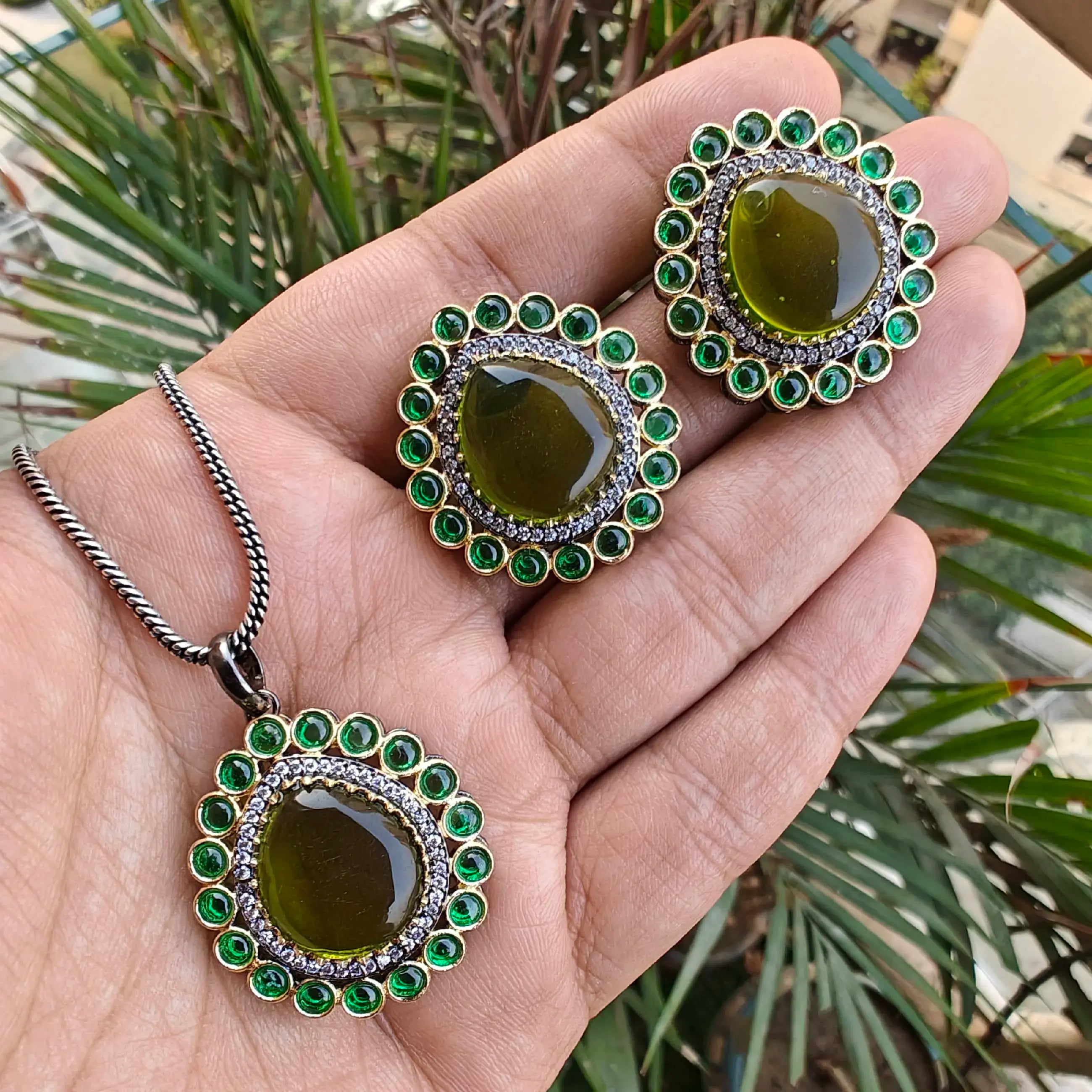 Mrinal Monalisa Pendant Set- Mehendi Green